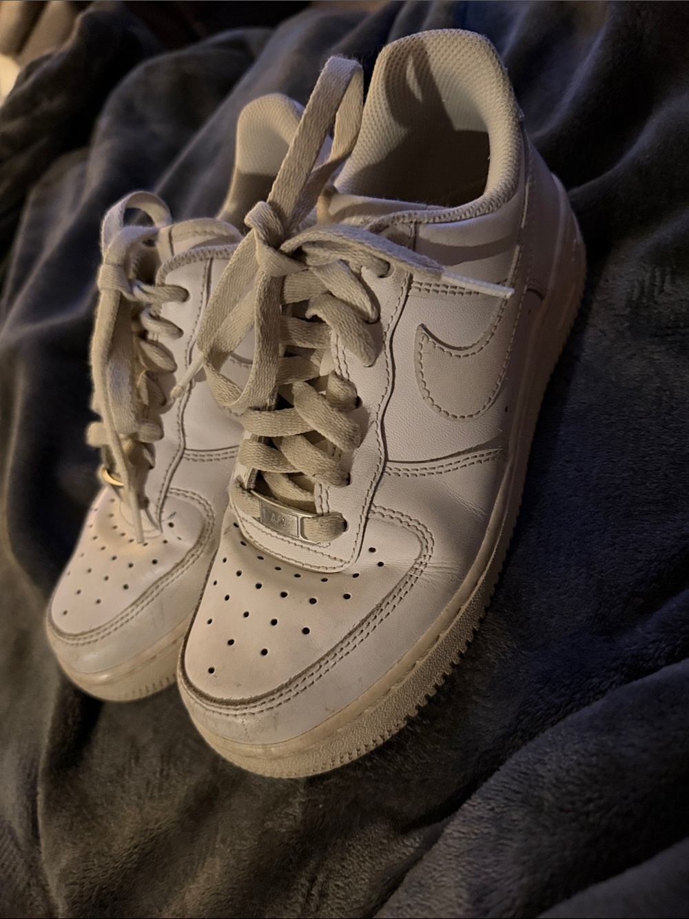 Kids Nike Air size 6. White Leather Sneakers